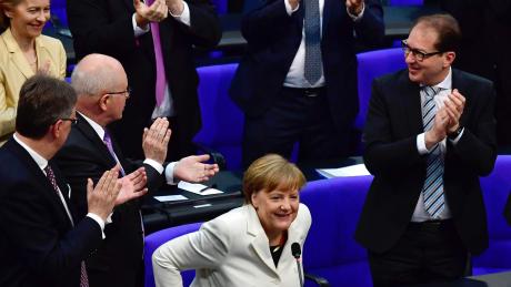 Minister applaudieren und gratulieren ANgela Merkel nach ihrer Wiederwahl zur Bundeskanzlerin.