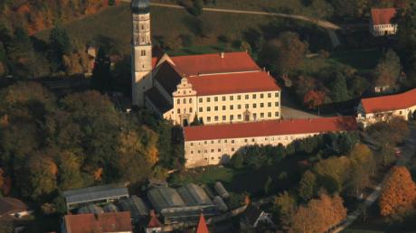Die Klosteranlage Mönchsdeggingen von oben: Die Gebäude um die Pfarrkirche bieten die Marianhiller im Internet zum Verkauf an. 