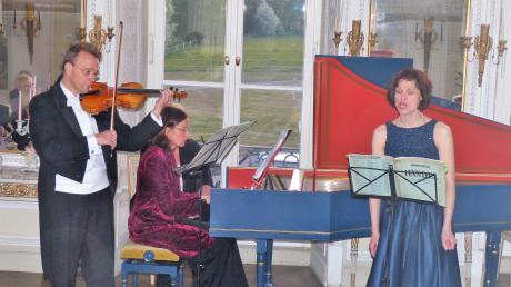 Mit dem Garten des Schlosses Amerdingen im Rücken musizierten Sören Uhde (Geige), Rebecca Maurer (Cembalo) und die Sopranistin Katrin Küsswetter.