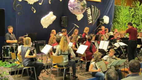 Der Akkordeonclub Riesharmoniker gab in der Megesheimer Gemeindehalle ein Konzert mit großer Bandbreite.  	
