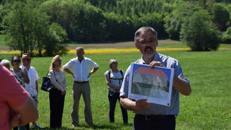 Kurt Kroepelin zeigte den Teilnehmern des geschichtlichen Dorfrundgangs in Ederheim, welche Bauwerke in dem Ort in vergangenen Jahrhunderten zu finden waren. Heute ist davon für Laien kaum noch etwas zu sehen. 