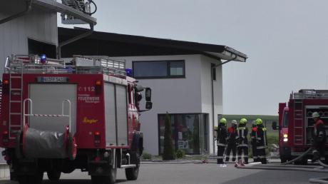 Bei einem Brand in Amerdingen ist am Freitag ein hoher Sachschaden entstanden. Die Solaranlage auf dem Dach eines Einfamilienhauses fing Feuer. 