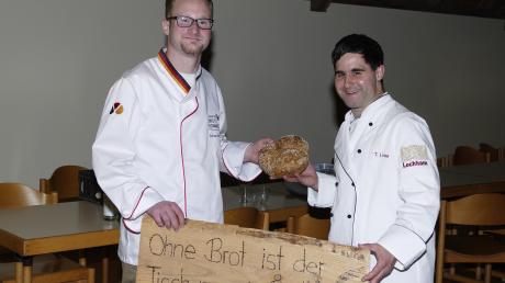 Brotsommelier Andreas Rinninger (links) und Bäckermeister Thomas Linse mit dem Bierbrot „Urachter“.  	