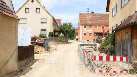 Für den Straßenverkehr sieht es in Untermagerbein derzeit schlecht aus. Der Ortsteil der Gemeinde Mönchsdeggingen gleicht einer Großbaustelle. Vor vier Jahren begannen die Arbeiten mit einer Sanierung des Kanalsystems. 