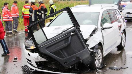 Ein schwerer Verkehrsunfall hat sich am Samstag auf der B25 bei Fremdingen ereignet. Sechs Personen wurden verletzt. 	