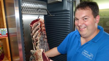 Thilo Kleisz ist vor seinem Dry Ager-Reifeschrank die Freude an edlem Fleisch richtig anzusehen. Seit Kurzem darf sich der Metzgermeister auch als Fleisch-Sommelier bezeichnen. 