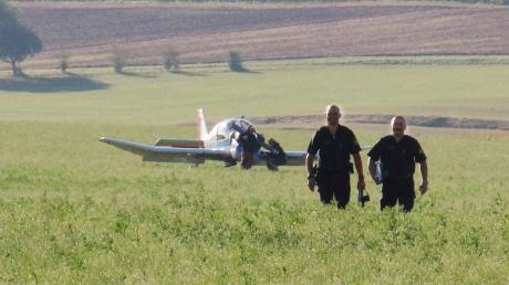 Sicher gelandet: Ein Pilot musste am Dienstag sein Kleinflugzeug auf einem Acker bei Amerdingen notlanden. Die Polizei geht nach bisherigen Angaben weder von einem Personen- noch von einem Sachschaden aus.  	