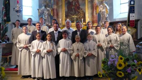 Pfarrer Stanislaus Wojaczek (hinten, Mitte) feierte in Utzmemmingen sein 40-jähriges Jubiläum.  	<b>Foto: Martin Bauch</b>
