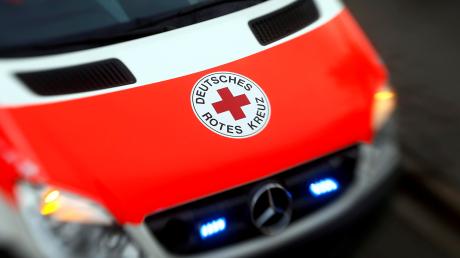 Der Beifahrer wurde mit dem Rettungsdienst in das Nördlinger Krankenhaus gebracht. 