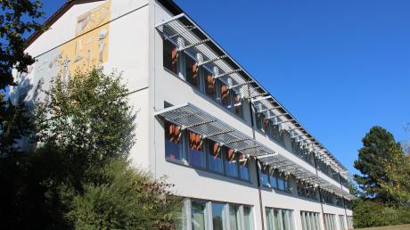 Die Schule in Fremdingen soll auf Kosten der Gemeinde neue Fenster und eine moderne Heizungsanlage erhalten. 	<b>Foto: Bernd Schied</b>
