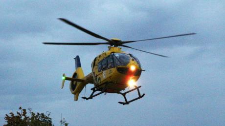 Die 51-Jährige wurde mit einem Hubschrauber ins Zentralklinikum nach Augsburg geflogen.