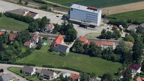 Auf diesem Gelände zwischen der Bundesstraße 25 und dem Kreuzweg in Möttingen sollen bald sechs Mehrfamilienhäuser entstehen. 