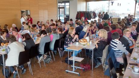 Rund 250 Frauen nahmen am Frauenfrühstück in Möttingen teil, das von Ehrenamtlichen veranstaltet wurde. 	