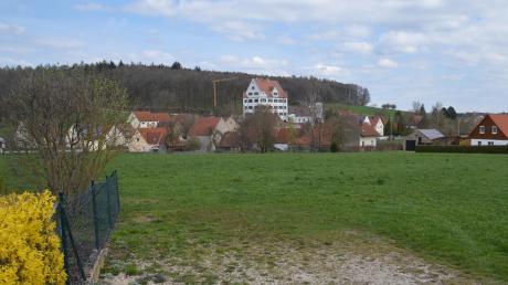 Wohnen mit Schloßblick wäre im Baugebiet „Bahngarten“ in Dornstadt möglich. Das Baugebiet für etwa sechs Bauplätze soll in diesem Jahr überplant und ausgeschrieben werden.