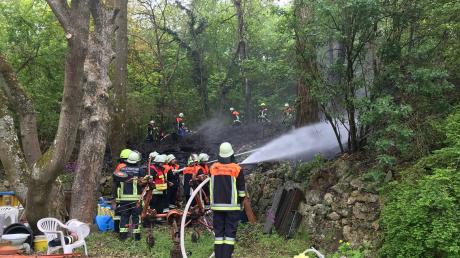 Die Feuerwehr löscht einen Brand in Ederheim. 