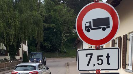 Die B 25 zwischen Nördlingen und Harburg ist teilweise gesperrt. Viele Autofahrer nutzen die Strecke über Lierheim und Heroldingen, um die Baustelle zu umfahren. Die ist jetzt für Lastwagen gesperrt. 