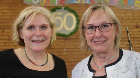 Zur Feier der Grundschule Megesheim trafen sich die amtierende Rektorin Andrea Glaß (links), die die Festgäste begrüßte, und die ehemalige Rektorin Renate Kollmer, die einen Überblick über 50 Jahre Schulgeschichte gab. 	