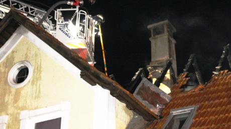 In Mönchsdeggingen hat in der Nacht von Dienstag auf Mittwoch ein Dachstuhl gebrannt.
