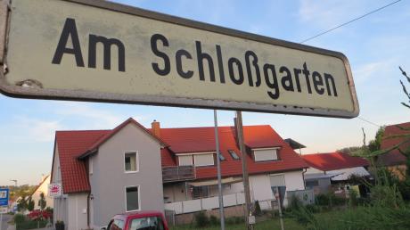 Ein Straßenschild erinnert in Ederheim daran, dass dort einmal ein Schloss stand. 