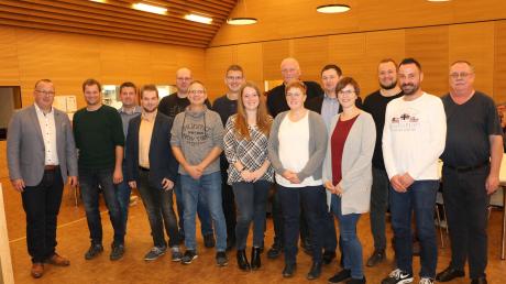 Bürgermeisterkandidat TImo Böllmann (ganz links) und die Möttinger Kandidaten für die Gemeinderatswahl. Neben vier amtierenden Ratsmitgliedern aus Möttingen (Dieter Fischer hört aus Altersgründen auf) stehen zehn neue Bewerber zur Wahl.  	