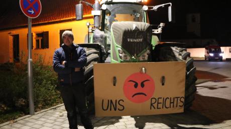 Jordan Putman protestierte beim Besuch von Innenminister Joachim Herrmann in Möttingen. Er fordert mehr Respekt für die Landwirtschaft. 