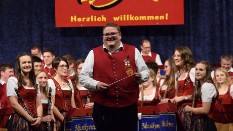 Er dirigiert die Stammkapelle des Musikvereins Fremdingen seit zehn Jahren: Joachim Braun. Die Musiker begeisterten in der voll besetzten Turnhalle bei ihrem Weihnachtskonzert. 	