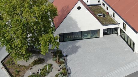 Das neue Dorfzentrum in Möttingen kostet rund sieben Millionen Euro. Finanziell übernommen habe sich die Gemeinde damit nicht, betont Bürgermeister Erwin Seiler. 	