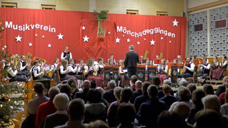 Der Musikverein Mönchsdeggingen gab zum Ende des Jahres sein Abschlusskonzert. Neben der Stammkapelle (hier im Bild) musizierte auch die Jugendkapelle MöBi-Junited. 	