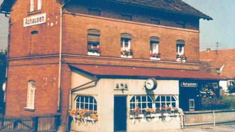Das markante Bahnhofsgebäude von Auhausen, das von 1900 bis 1981 präsent war. 	