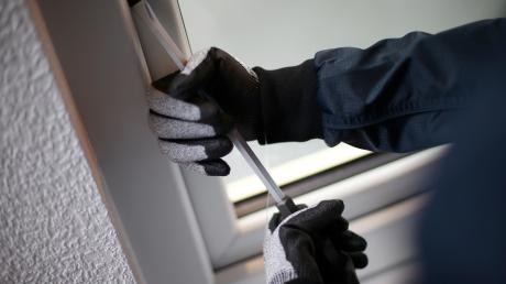 Schmuck im Wert von rund 300 Euro erbeutete ein Einbrecher am Dienstag in Peutenhausen. Der Täter verschaffte sich über ein Fenster Zugang zum Haus.