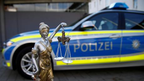 Weil zwei junge Männer in einem Mehrfamilienhaus in Göggingen Feuer gelegt hatten, standen sie vor Gericht. 