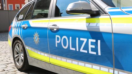 Ein auf dem Volksfestplatz in Friedberg geparktes  Auto wurde von Freitag auf Samstag angefahren. Die Polizei sucht Zeugen.