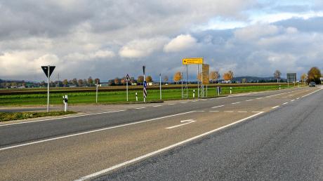 Die Kreuzung der Bundesstraße 25 auf Höhe Grosselfingen soll nicht ausgebaut werden. Das kritisieren einige Gemeinderäte in Möttingen.  	