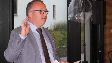 Vor dem Gemeinderat hat der neue Möttinger Bürgermeister Timo Böllmann seinen Amtseid abgelegt. 