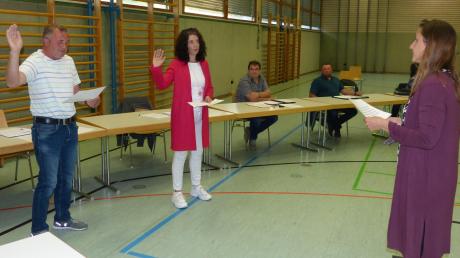 Drei neue Bürgermeister auf einmal: Petra Eisele (rechts) vereidigt kurz nach Ablegung ihres eigenen Amtseides die Zweite Bürgermeisterin Silvia Schröppel und den Dritten Bürgermeister Jürgen Stadelmeier. 	
