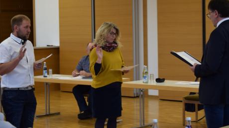 Bürgermeister Andreas Bruckmeier (rechts) vereidigt die Gemeinderatsmitglieder Sigrid Mühlbacher und Daniel Eberle.  	
