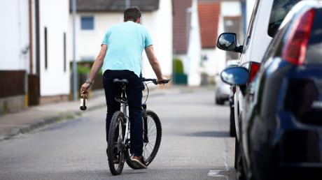 Aufmerksame Polizisten haben am Samstag einen Betrunkenen davon abhalten können, mit seinem E-Bike loszufahren.