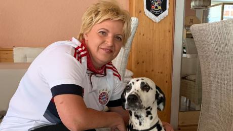 Elke Kuhl ist die Wirtin der Goldenen Rose in der Baldinger Straße in Nördlingen, im Bild zu sehen mit Wirtshaushund „Coco“. 	