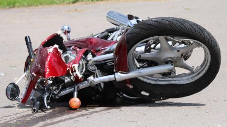 Ein 58-jähriger Motorradfahrer aus Harburg ist am Sonntagvormittag bei Hürnheim tödlich verunglückt. 	
