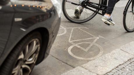 Der Kreis wollte für die Fremdinger Ortsdurchfahrt einen Fahrrad-Schutzstreifen. Die Gemeinde ist nun allerdings dagegen, weil Autos sonst nicht mehr an der Straße halten und parken dürften.  	