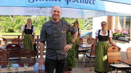 Volker Wörle ist angestellter Koch im Landgasthof Adler in Utzmemmingen. Bald wird er in die Fußstapfen seiner Eltern treten und den Betrieb übernehmen. Auf dem Bild ist er zusammen mit drei Bedienungen auf der hauseigenen Terrasse zu sehen.  	