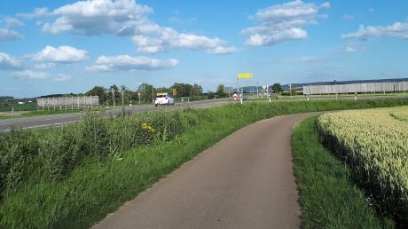 Der bisherige Rad- und Wirtschaftsweg zwischen dem Mittelweg und der Kreisstraße nach Balgheim entlang der B25 soll nach dem dreispurigen Ausbau auf 4,50 Meter verbreitert werden. Das findet in Möttingen wenig Anklang.  	