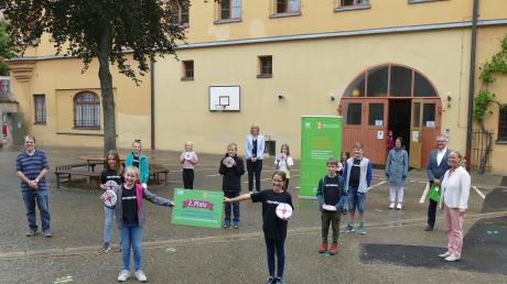 Die „Moviebande“ von der Grundschule Mitte in Nördlingen mit ihrem betreuenden Lehrer Dieter Scholz (links) belegt den zweiten Platz beim Wettbewerb „Klimanutzen“ der Lechwerke. 	