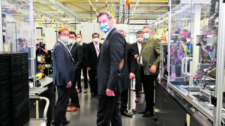 Ministerpräsident Markus Söder besichtigte das bestehende Varta-Produtkionsgebäude in Nördlingen. Nebenan entsteht eine neue Fabrik mit rund 15000 Quadratmetern Produktionsfläche und einer Höhe von 22,5 Metern. 	