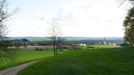 Blick vom Wennenberg auf Dorf und Schloss Alerheim. Nichts erinnert mehr an die schrecklichen Ereignisse vor 375 Jahren. Damals ereignete sich dort eine Schlacht mit tausenden Todesopfern.  	