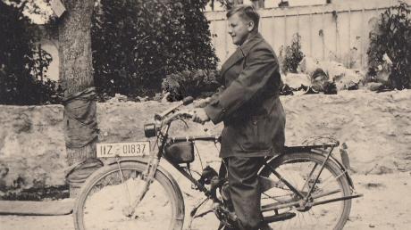 Dornstadts damaliger Pfarrer Franz Ries um das Jahr 1940 auf seinem Veloziped (Fahrrad mit Hilfsmotor).  	