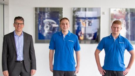 Lukas Weiß (Mitte) aus Fremdingen ist Deutscher Meister im CNC-Fräsen. Dr. Jochen Kress (links), Geschäftsführender Gesellschafter von Mapal, gratulierte ihm und Julian Kraus (rechts). 	