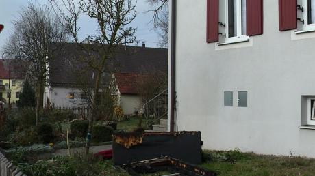 Überreste des Feuers: Im Garten des Aufhausener Pfarrhauses liegen von der Flammen versengte Möbelstücke. Das Gebäude war in der Freitagnacht teilweise in Brand geraten.  	