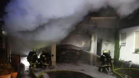 Bei einem Garagenbrand in Oettingen verhinderte die Feuerwehr, dass die Flammen auf das Wohnhaus übergreifen. Selbstschutz hat in Corona-Zeiten für die Einsatzkräfte noch an Bedeutung hinzugewonnen.  	