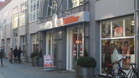 Der Müller-Markt-Eingang im Nördlinger Steingass-Haus. Das Landratsamt Donau-Ries hat gestern entschieden, dass Müller Teilbereiche seiner Verkaufsfläche schließen muss. Ein Einzelhändler hatte die Behörden auf die Ungleichbehandlung hingewiesen. 	